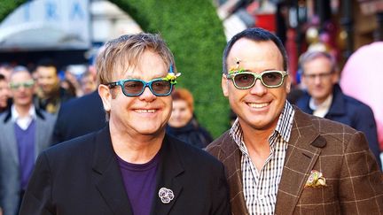 Elton John et de son compagnon David Furnish &agrave; Londres (Royaume-Uni), le 30 janvier 2011.&nbsp; (MAX NASH / AFP)