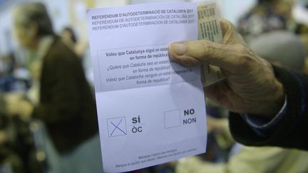 Des milliers de Catalans sont massés dimanche 1er octobre matin devant les bureaux de vote pour participer au référendum d'autodétermination (illustration). (JOSEP LAGO / AFP)