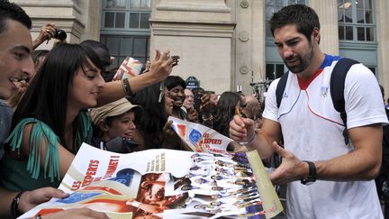 Non loin de l&agrave;, "l'Expert" Nikola Karabatic est &eacute;galement tr&egrave;s demand&eacute;... (MEHDI FEDOUACH / AFP)