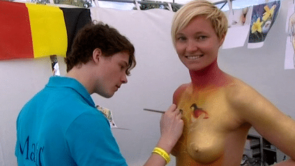 Body painter au travail au World Art Connect
 (France 3 / Culturebox)