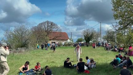 Depuis 40 000 ans, les hommes mangent dehors. Le pique-nique est devenu l’occasion de se retrouver à l’occasion d’un repas partagé en famille ou entre amis, et ce, sans se soucier des codes du repas traditionnel. (France 2)