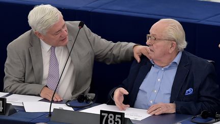 Bruno Gollnisch et Jean-Marie Le Pen discutent au Parlement européen, à Strasbourg (Bas-Rhin), le 11 mai 2016. (PATRICK HERTZOG / AFP)