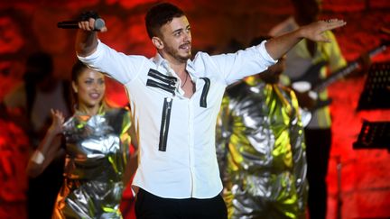 Le chanteur marocain Saad Lamjarred, en concert, près de Tunis (Tunisie), le 30 juillet 2016. (FETHI BELAID / AFP)