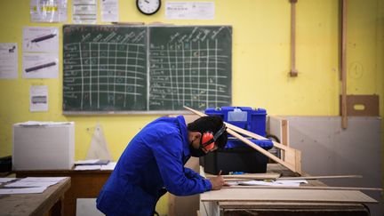 Un élève dans un lycée professionnel dans la Nièvre, mercredi 16 septembre 2020. Photo d'illustration. (PIERRE DESTRADE / MAXPPP)