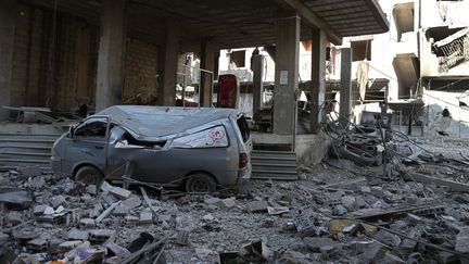 Une ambulance touchée par un bombardement à&nbsp;Hamouria, dans la Ghouta orientale, près de Damas, en Syrie, le 21 février 2018.&nbsp; (ABDULMONAM EASSA / AFP)