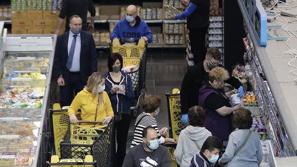 Les gens font leurs courses dans un supermarché de Beyrouth avant un confinement strict en raison de la propagation du Covid-19,&nbsp;le 12 janvier 2021. (JOSEPH EID / AFP)