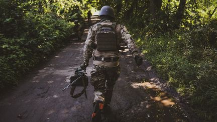 Des soldats ukrainiens à l'entraînement, notamment pour piloter des drones, le 5 août 2023 à Kiev (Ukraine). (ERCIN ERTURK / ANADOLU AGENCY / AFP)