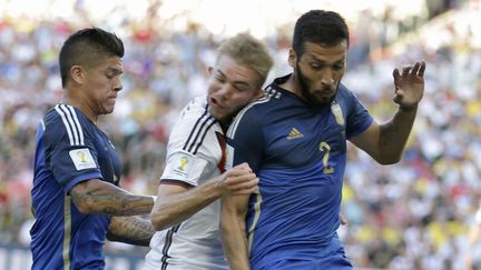 Le joueur allemand Christoph Kramer se cogne au d&eacute;fenseur argentin Marcos Rojo lors de la finale de la Coupe du monde, le 13 juillet 2014, &agrave; Rio de Janeiro (Br&eacute;sil). (NATACHA PISARENKO / SIPA)