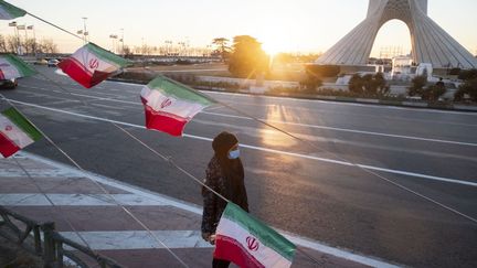 Une femme dans les rues de Téhéran (Iran) le 7 février 2022. (MORTEZA NIKOUBAZL / NURPHOTO / AFP)