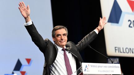 François Fillon salue ses partisans, le 18 novembre 2016, au Palais des Congrès, à Paris. (BERTRAND GUAY / AFP)