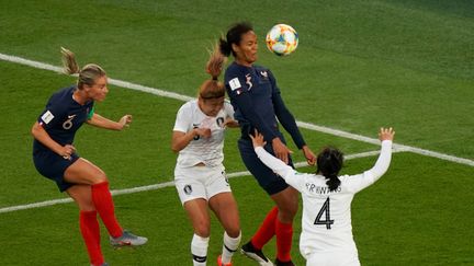 La défenseuse de l'équipe de France Wendie Renard, lors du match France-Corée du Sud, au Parc des Princes à Paris, le 7 juin 2019.&nbsp; (KENZO TRIBOUILLARD / AFP)