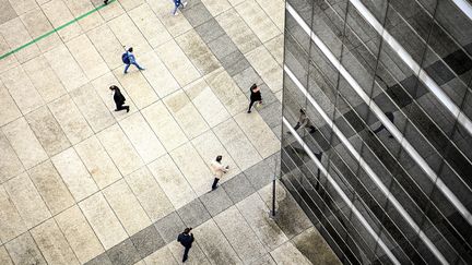 Des&nbsp;personnes marchent dans le quartier de La Défense, le 7 octobre 2020. Photo d'illustration. (CHRISTOPHE ARCHAMBAULT / AFP)