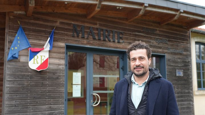 Le maire de Sainte-Soline (Deux-Sèvres), Julien Chassin, garde un souvenir amer du 25 mars 2023 et regrette le manque de débat autour des "méga-bassines". (PAOLO PHILIPPE / FRANCEINFO)