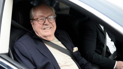 Le pr&eacute;sident d'honneur et fondateur du Front national, Jean-Marie Le Pen, quitte le si&egrave;ge de son parti, le 4 mai 2015 &agrave; Nanterre (Hauts-de-Seine). (STEPHANE DE SAKUTIN / AFP)