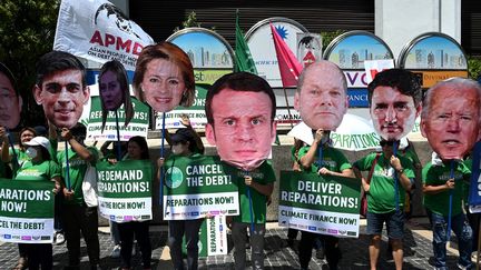 Un rassemblement organisé devant l'ambassade de France à Manille (Philippines), en marge du sommet à Paris pour un nouveau pacte financier mondial, le 22 juin 2023. (JAM STA ROSA / AFP)