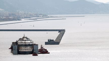 L'&eacute;pave du "Costa Concordia" est parqu&eacute;e dans le port de G&ecirc;nes (Italie), dimanche 27 juillet 2014. (MARCO BERTORELLO / AFP)