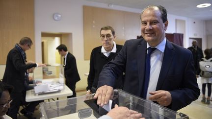 Jean-Christophe Cambad&eacute;lis vote lors de l'&eacute;lection du&nbsp;premier secr&eacute;taire du Parti socialiste,&nbsp;le 28 mai 2015 &agrave; Paris. (MARTIN BUREAU / AFP)