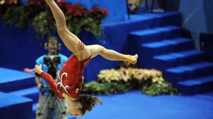 Une gymnaste canadienne effectue un salto &agrave; la poutre, &agrave; l'occasion d'une comp&eacute;tition &agrave; Guadalajara (Mexique), le 28 octobre 2011. (HECTOR GUERRERO / AFP)