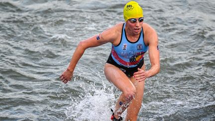 La triathlète belge Claire Michel, le 31 juillet 2024 dans la Seine, à Paris. (JASPER JACOBS / AFP)