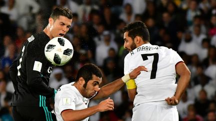 Le Madrilène Cristiano Ronaldo prend le meilleur dans le jeu aérien sur la défense d'Al Jazira au Mondial des Clubs