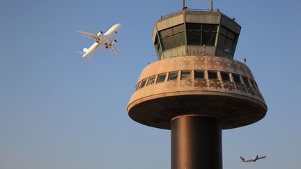 Deux avions d&eacute;collent de l'a&eacute;roport de Barcelone (Espagne), le 23 juin 2014. (MANUEL COHEN / AFP )