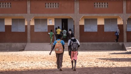 Des élèves devant leur école primaire à Dori, au nord-est du Burkina Faso, le 4 février 2020. (OLYMPIA DE MAISMONT / AFP)