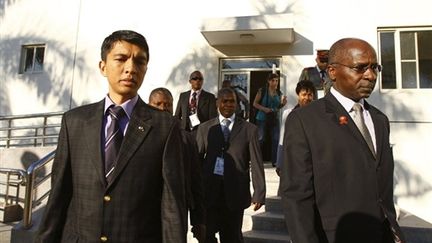 Andry Rajoelina (G) et le secrétaire du SADC, Tomas Salomao à l'ouverture de la conférence de Maputo (05/08/2009) (© AFP/Carlos LITULO)