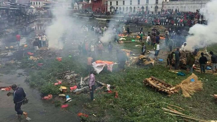 Les survivants incin&egrave;rent les disparus dans les rues de Katmandou (N&eacute;pal), le 28 avril 2015. (KRISHNA GHISING)