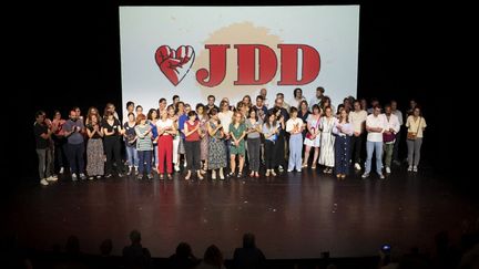 La rédaction du "JDD" monte sur scène à la fin de la soirée de soutien organisée par Reporters sans frontières, le 27 juin 2023 à Paris. (ANTOINE MERMET / HANS LUCAS / AFP)