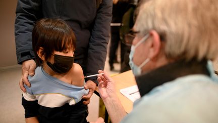 Un enfant reçoit une dose de vaccin contre le Covid-19, dans un centre du 5e arrondissement de Paris, le 23 décembre 2021. (ELIOT BLONDET / AFP)