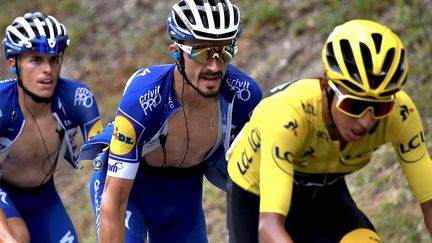 Julian Alaphilippe lors de la 20e étape du Tour de France 2019, entre Egan Bernal et Enric Mas. (JEFF PACHOUD / AFP)