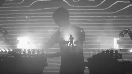 Richie Hawtin dans le teaser de son nouveau show 2017 baptisé "Close - Spontaneity &amp; Synchronicity".
 (Saisie écran)