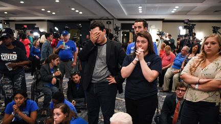 Des supporters du démocrate Bill Nelson attendent les résultats des "midterms" à Orlando (Floride, Etats-Unis), le 6 novembre 2018. (JEFF J MITCHELL / GETTY IMAGES / AFP)