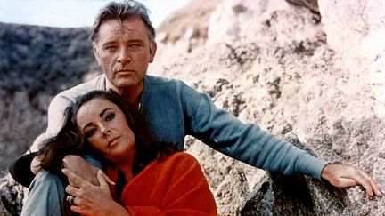 Les acteurs Richard Burton et Elizabeth Taylor, en couple &agrave; la ville, sur le plateau de tournage du film "Le Chevalier des sables", de Vincente Minnelli, en 1965. (NANA PRODUCTIONS / SIPA)