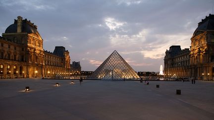 Le musée du Louvre allume ses lumières pour la nuit, le 7 janvier 2017 à Paris. (MANUEL COHEN / MANUEL COHEN)