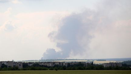 De la fumée au-dessus de la ville de Lyman, en Ukraine, le 14 juin 2022. (ANATOLII STEPANOV / AFP)