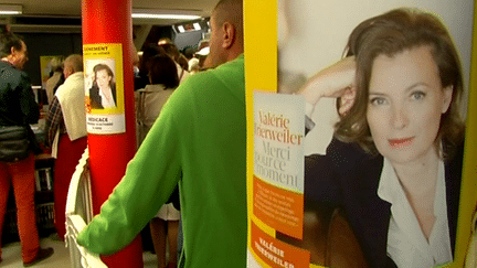 Jour d'affluence à la librairie Richer à Angers où Valérie Trierweiler proposait sa première séance de dédicace 
 (France 3 Culturebox)