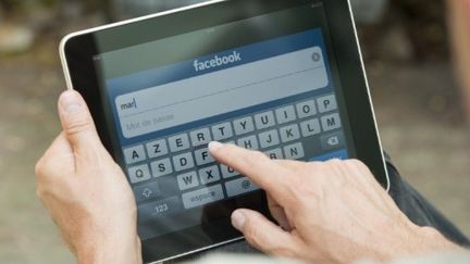 Facebook et twitter font partie de la stratégie politique des candidats à la primaire socialiste. (Julien Thomazo / Photononstop)