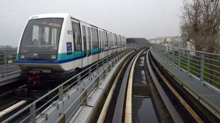 Les voies et une rame du métro à Rennes (Ille-et-Vilaine). (DAMIEN MEYER / AFP)