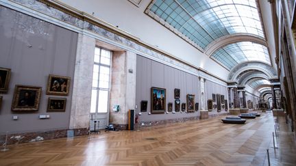 La "Grande Galerie" au musée du Louvre à Paris vide en raison de l'épidémie de Covid-19, le 8 janvier 2021.Photo d'illustration. (MARTIN BUREAU / AFP)