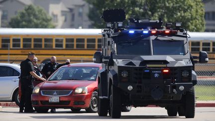 Des policiers sur le parking de l'école secondaire Timberview après une fusillade, le 6 octobre 2021 à Arlington, au Texas. (STEWART F. HOUSE / GETTY IMAGES NORTH AMERICA  / AFP)