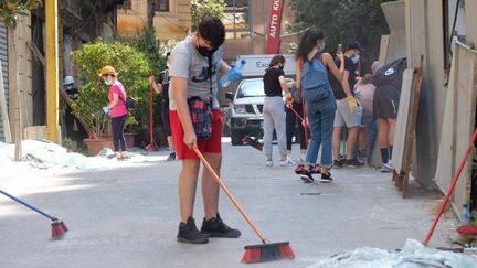 Plusieurs centaines de personnes s'activent chaque jour à Beyrouth pour évacuer les amas de verre. (NATHANAEL CHARBONNIER / ESP - REDA INTERNATIONALE)