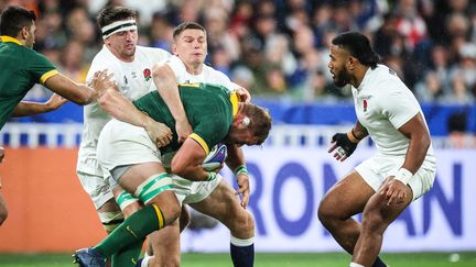 Le Sud-africain Duane Vermeulen au contact avec les Anglais lors de la demi-finale de Coupe du monde, le 21 octobre 2023. (AFP)