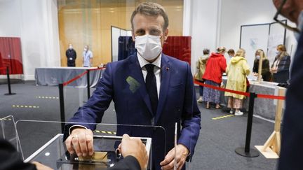 Le président de la République, Emmanuel Macron, a voté pour le second tour des élections régionales et départementales au Touquet (Pas-de-Calais), le 27 juin 2021. (LUDOVIC MARIN / AFP)