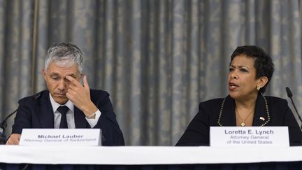 Loretta Lynch (à droite) et Michael Lauber, lors de leur conférence de presse à l'hôtel Renaissance de Zurich (FABRICE COFFRINI / AFP)