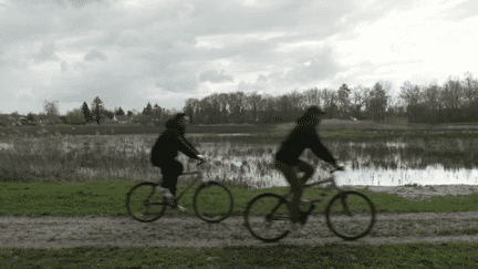 Il est possible de se balader a vélo sur la route des étangs. (FRANCE 2)