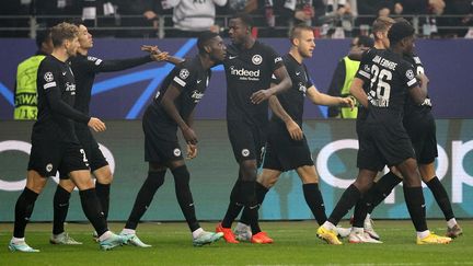 Les joueurs de l'Eintracht célèbrent l'ouverture du score de Kamada, contre Marseille, en Ligue des champions, le 26 octobre 2022. (DANIEL ROLAND / AFP)