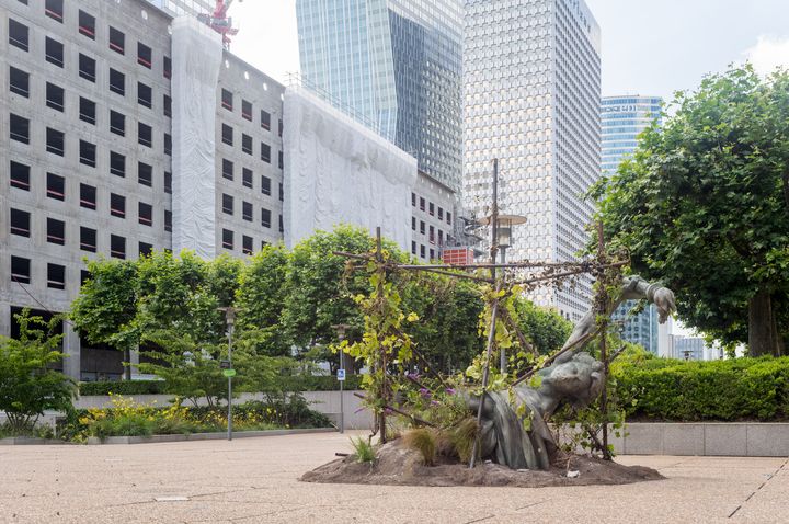 "Soulèvement-Effondrement" le 21 juin 2022, oeuvre d'Ugo Schiavi, exposée dans le quartier de la Défense à Paris, dans le cadre des "Extatiques".&nbsp; (MARTIN ARGYROGLO)