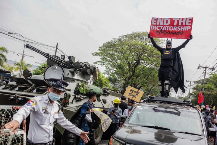 Un manifestant déguisé en Batman tient une pancarte sur laquelle est écrit "Mettez fin à la dictature en Birmanie", le 15 février 2021 à Rangoun (Birmanie).&nbsp; (SOPA IMAGES / LIGHTROCKET / GETTY IMAGES)