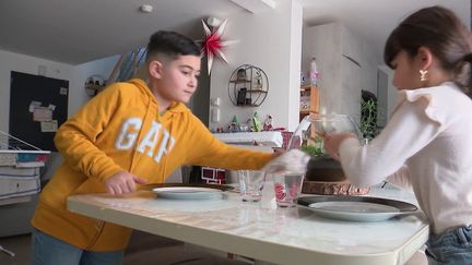 Combien d’enfants participent aux tâches ménagères ? Une étude répond à la question et montre que 9 enfants 10 aident leurs parents à la maison. Mais attention, cela n’est pas le cas tous les jours, ni pour toutes les corvées. Les plus jeunes ont souvent leurs préférences. (france 2)